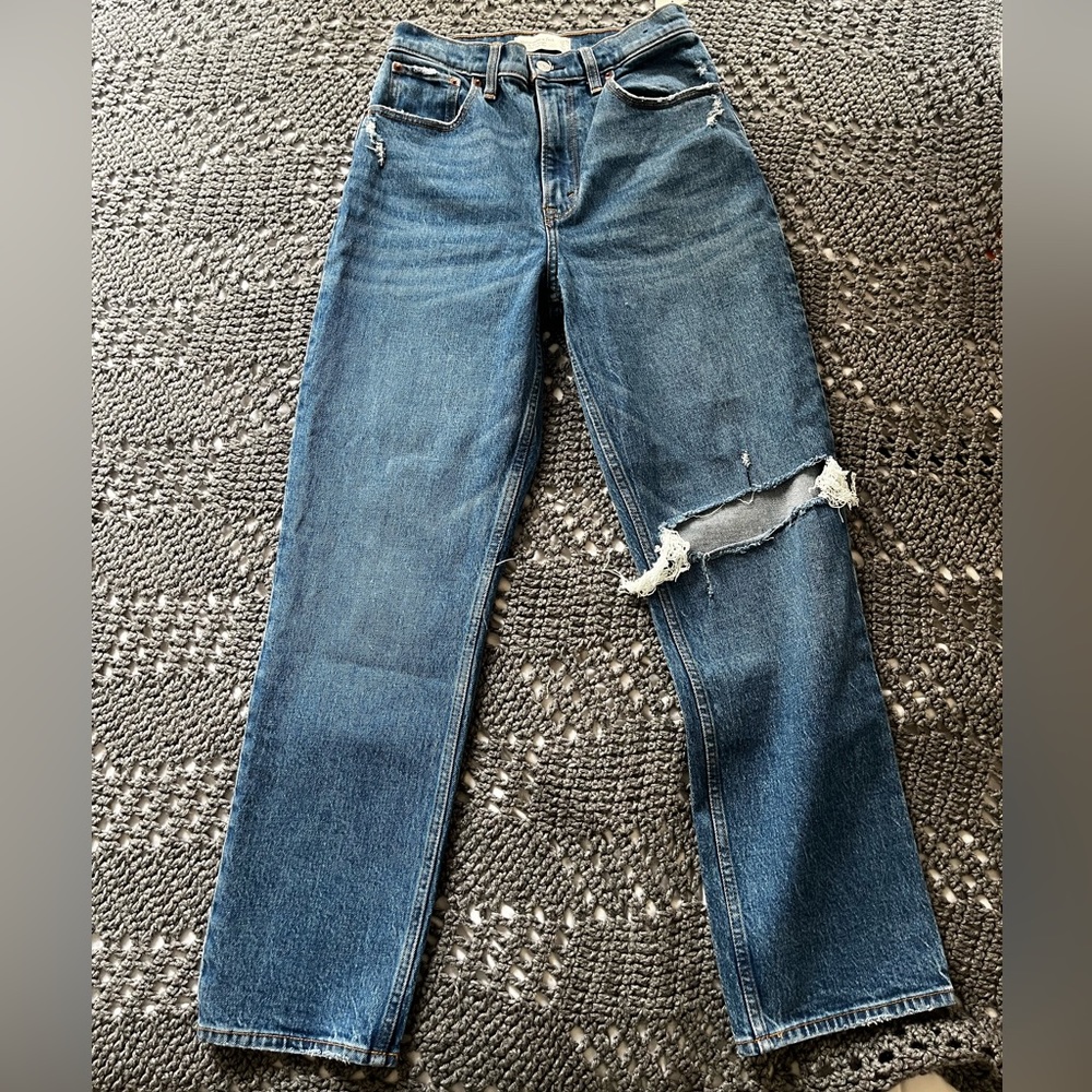 Abercrombie and Fitch - Curve Love Ultra High Rise 90s Straight Jean (27 short)